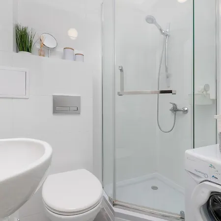 Unique & Seaside For 4 People In By Renters 格丁尼亚